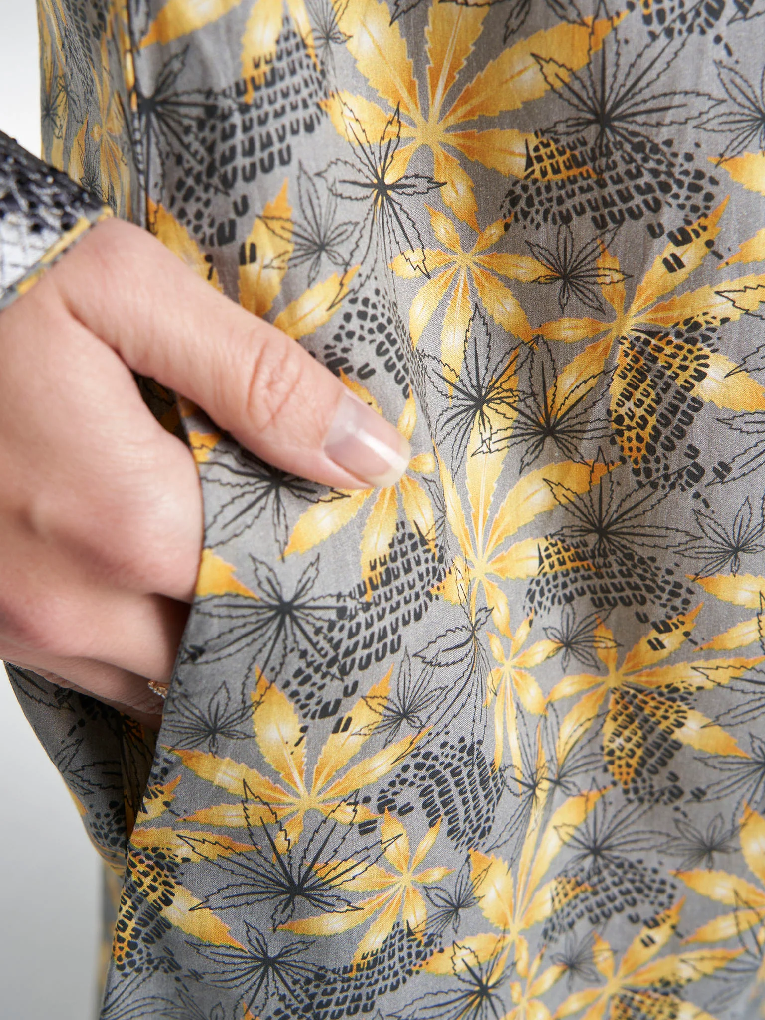 Liberty Cotton Grey Floral Print Mukhawar Jalabiya (VG3062) - Image 6